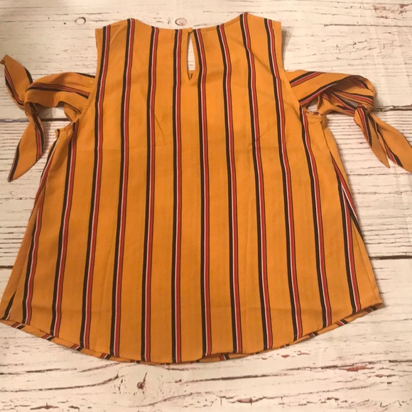 Cold Shoulder Top With Side Ties EEUC!! - Picture 3 of 6